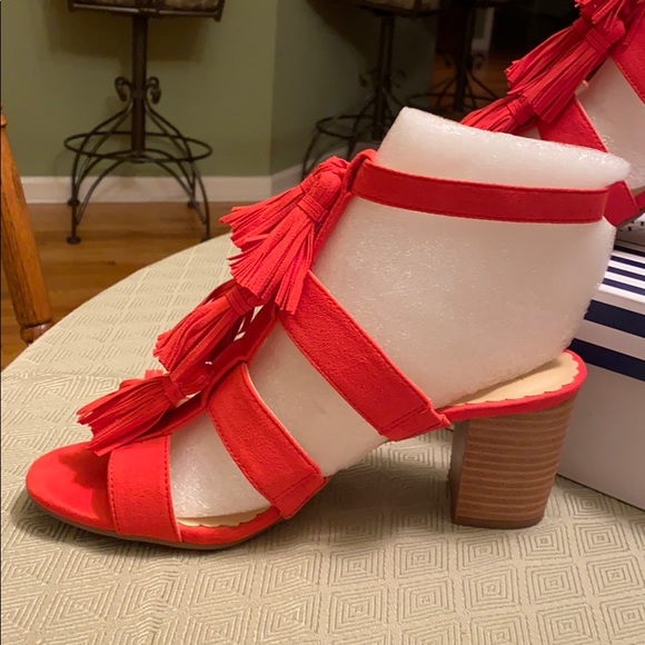 Crown & Ivy Tassel Heels - Picture 3 of 5